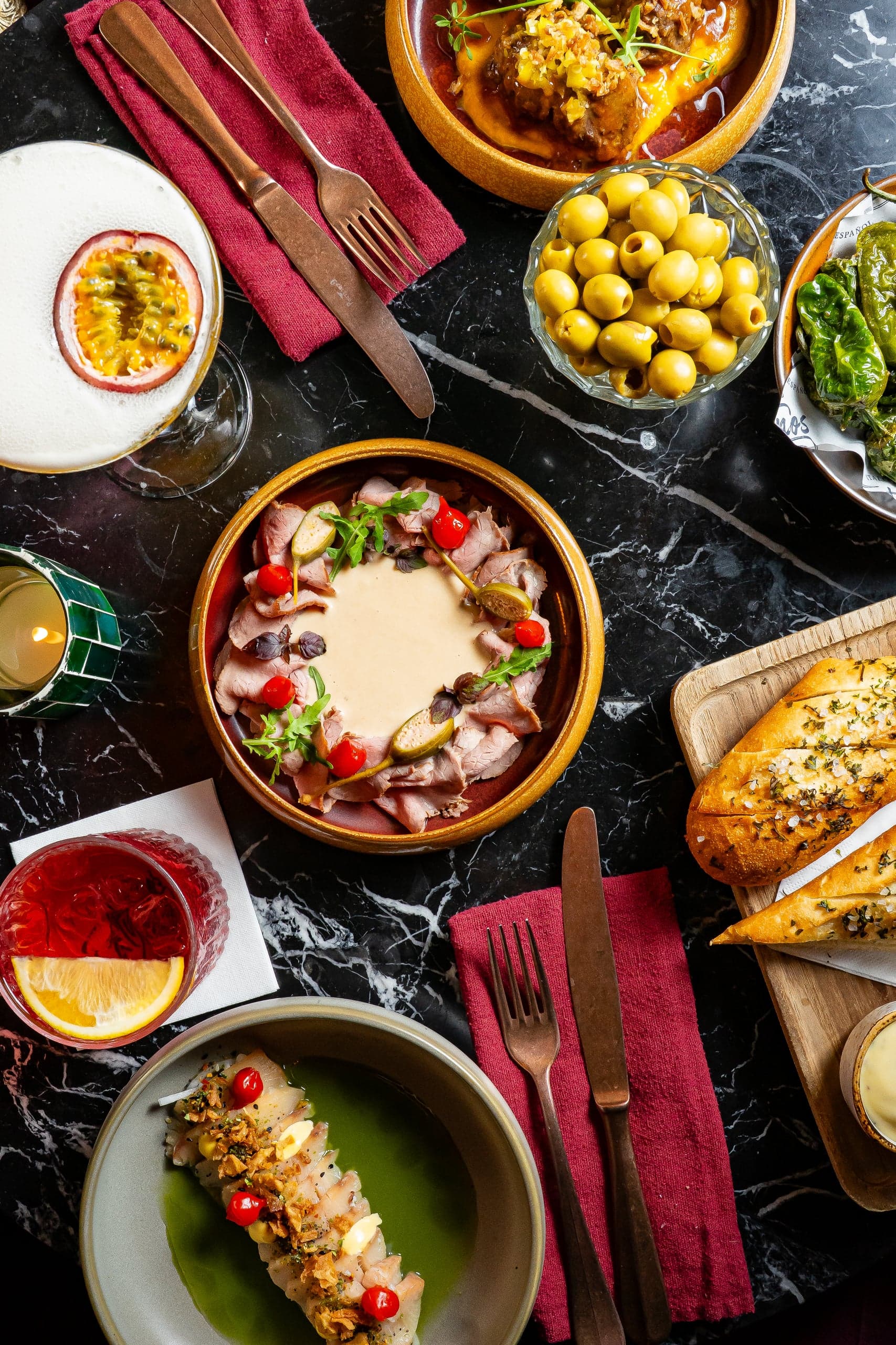 Tafel vol gedeelde tapas en antipasti bij Latinos in Valkenburg